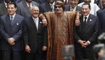 Libye : comment Mouammar Kaddafi s'est perdu Mouammar Kaddafi entre Ben Ali, Saleh, et Moubarak, le 10 octobre 2010 à Syrte.