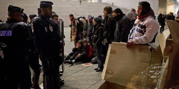 2011-11-17indignes-police L’appel au secours des Indignés de la Défense contre la répression policière