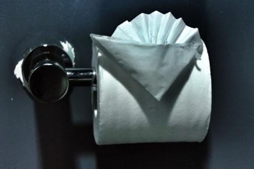 Lors d’une balade nocturne vers Château Rouge, à Paris, il... Lors d’une balade nocturne vers Château Rouge, à Paris, il...