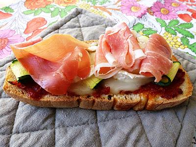 Tartine au  fromage de chèvre et jambon de parme