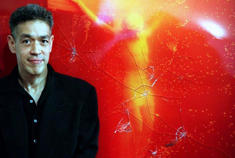 <b></div><i>Piss Christ</i>, Andres Serrano</b><br> Dernière œuvre en date à avoir suscité la polémique : celle de l’artiste américain Andres Serrano. La photographie, qui représente un crucifix plongé dans de l'urine, a été détruite dimanche dans un musée de la «Cité des Papes». Des associations catholiques intégristes avaient dénoncé une œuvre blasphématoire. Le cliché, daté de 1987, était présenté à la collection d'art contemporain Lambert dans le cadre d'une exposition anniversaire intitulée «Je crois aux miracles» prévue jusqu'au 8 mai et financée en partie par la municipalité, la région et l'État.