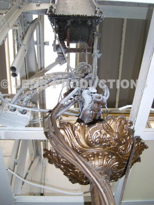 Le mécanisme des lustres de la salle des mariages à la mairie de Noisy-le-Sec - Novembre 2011|© JENB PRODUCTIONS Et encore un problème de main courante à la mairie de Noisy-le-Sec : Et si nous prenions un peu de hauteur ?