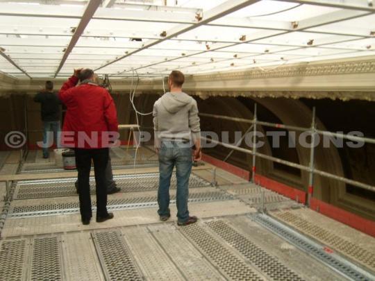 Les ouvriers achèvent la pose des nouvelles dalles de toiture dans la salle des mariages à la mairie de Noisy-le-Sec - Novembre 2011|© JENB PRODUCTIONS Et encore un problème de main courante à la mairie de Noisy-le-Sec : Et si nous prenions un peu de hauteur ?