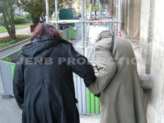 Une personne âgée doit être accompagnée pour descendre quatre marches à la mairie de Noisy-le-Sec le 18 novembre 2011|© JENB PRODUCTIONS Et encore un problème de main courante à la mairie de Noisy-le-Sec : Et si nous prenions un peu de hauteur ?