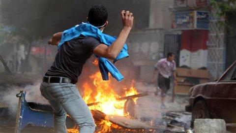Égypte : l'armée refuse la démission du gouvernement sur fond d'escalade de violence