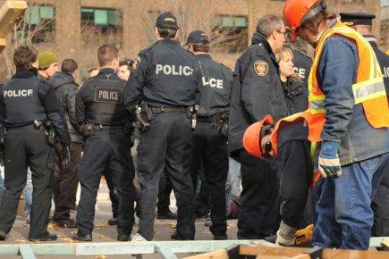 Les indignés d'Occupons Québec sont expulsés dès 6hAM. Les indignés d'Occupons Québec sont expulsés dès 6hAM.