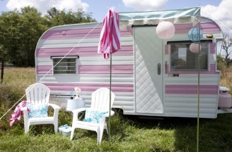 Une caravane transformée en boudoir girly