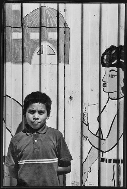 vollmann boy & painted border fence vollmann boy & painted border fence. photographie de l'auteur