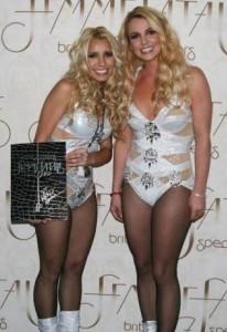 Britney Spears pose avec son « sosie » en Meet & Greet
