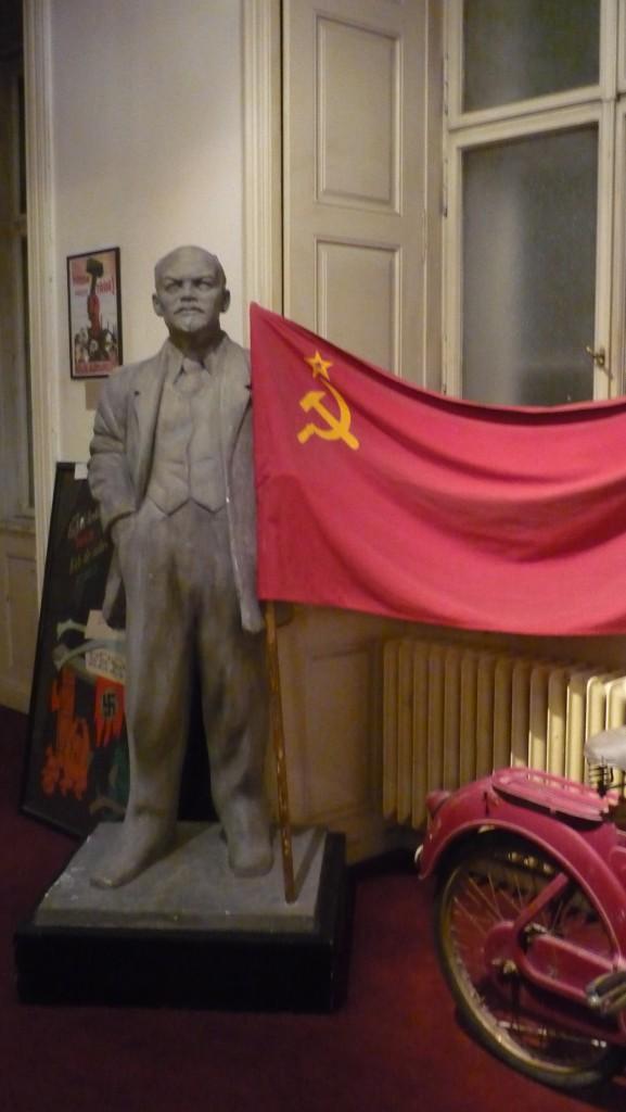 Lénine tenant le drapeau communiste