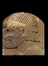 Fragment de bas-relief : tête d'un tributaire mède. Albâtre gypseux, khorsabad, ancienne dur sharrukin. Vers 710 - 706 Av.J.-C., Musée du Louvre