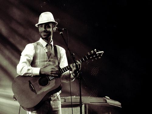 Charlie Winston se promène sans chapeau ces jours-ci, il... Charlie Winston se promène sans chapeau ces jours-ci, il...