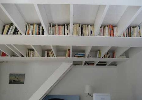La forme d’une bibliothèque http://freshome.com/2008/01/14/ceiling-book-storage-idea/
