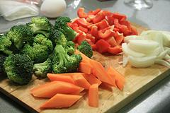 Préparation des légumes pour le wok