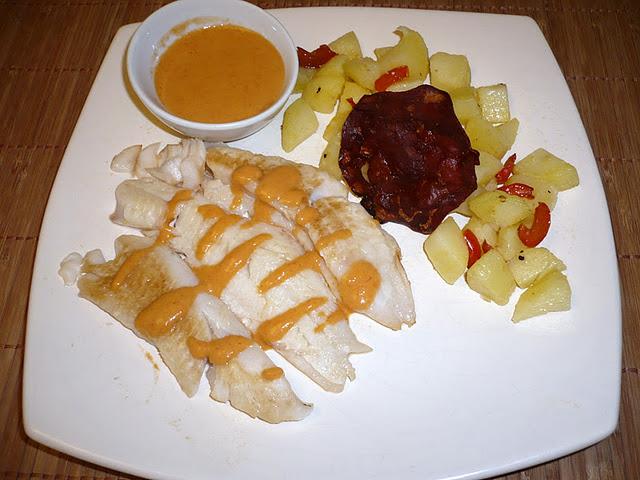 Filet de poisson blanc, pommes de terre et sauce poivron-chorizo Filet de poisson blanc, pommes de terre et sauce poivron-chorizo