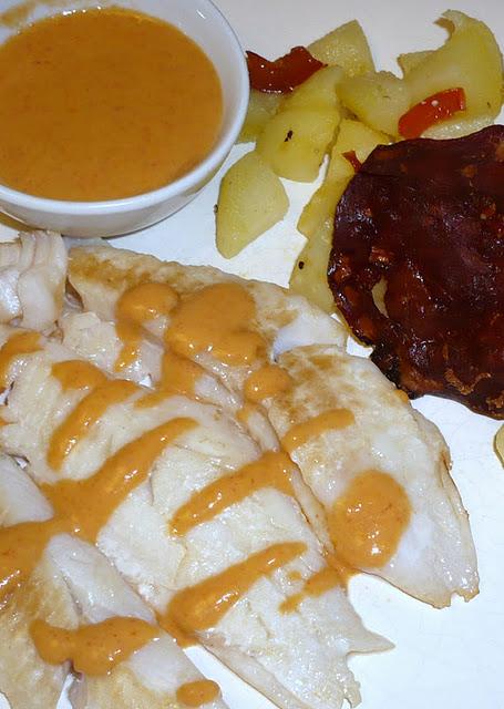 Filet de poisson blanc, pommes de terre et sauce poivron-chorizo Filet de poisson blanc, pommes de terre et sauce poivron-chorizo