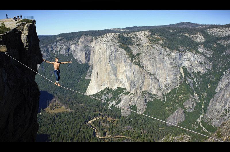 <b></div>À un fil</b>. Michael Kemeter n'a peur de rien. Et il était près à tout pour relever le défi, même à mettre sa vie en péril. Alors, cet américain de 23 ans a traversé, sur une corde de 25 mètres de long, deux points d'une gorge d’une montagne à plus de mille mètres d’altitude, au Parc national de Yosemite en Californie. Ce cascadeur fou s’est lancé sur la corde raide torse nu et surtout pieds nus mais toutes les précautions avaient été prises pour que tout se passe au mieux. Le funambule avait attendu que les touristes curieux s'en aillent pour se lancer dans les airs en toute concentration. 