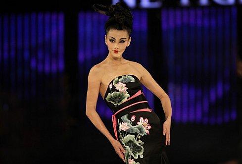 Haute Couture: NE.TIGER 2012 à la Fashion Week de Chine. 182402-a-model-presents-a-creation-for-the-ne-tiger-2012-ha.jpg