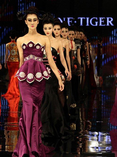 Haute Couture: NE.TIGER 2012 à la Fashion Week de Chine. 182404-models-present-creations-for-the-ne-tiger-2012-haute.jpg
