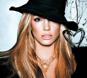 Britney Spears sample Madonna pour « Love 2 Love Ya ».