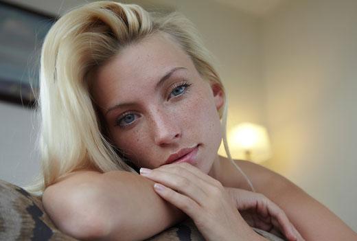 Adele, teen blonde magnifique lors de son 1er shooting
