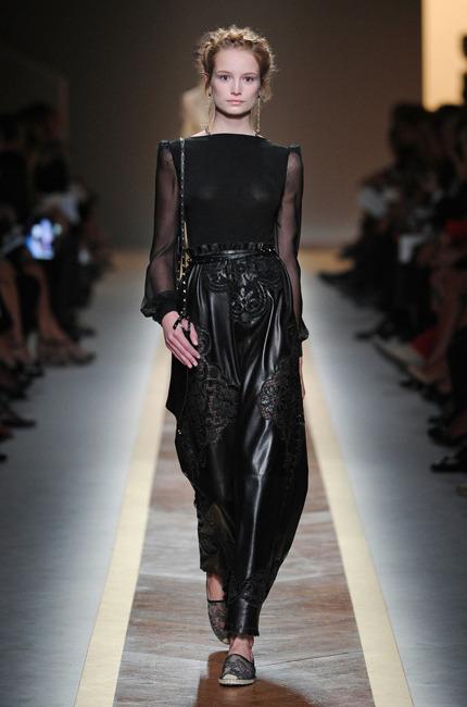 Valentino-RS12-2783 Comment porter le total look noir sans ressembler à une veuve corse ?