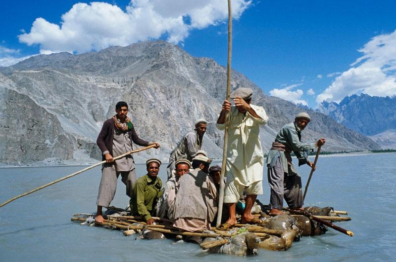 <b></div>Le radeau de la rivière Shyok</b>. Pour traverser la rivière Shyok, un affluent de l'Indus qui irrigue les hauts paysages du Pakistan, entre le Ladakh en amont et la vallée de Gilgit en aval, le radeau reste l'un des meilleurs moyens de transport. Peu de ponts, en effet, enjambent cette large rivière alimentée par la fonte des glaciers himalayens. Il y a bien quelques passerelles de cordes et un ou deux passages à gué bétonnés, par lesquels transitent les militaires, mais les habitants sont habitués à utiliser des moyens de fortune pour aller de vallée en vallée, comme leurs ancêtres l'ont fait avant eux. Un court voyage périlleux sur des eaux souvent tumultueuses et glacées, à plus de 5000 mètres d'altitude.