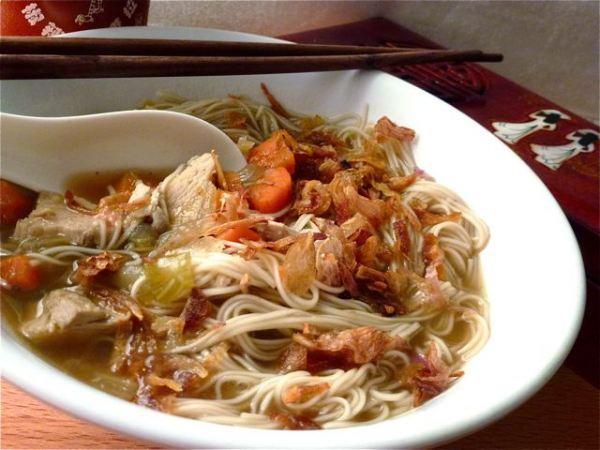 Soupe de poulet aux vermicelles et aux légumes (Indonésie)