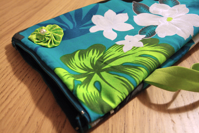 Pochette cousue par Lalouandco Une petite pochette haute en couleurs