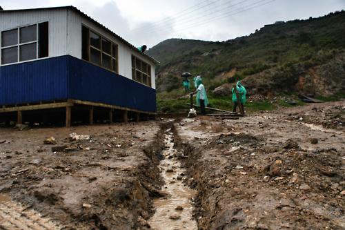 Une tranchée. D’une trentaine de centimètres.
De loin,... Une tranchée. D’une trentaine de centimètres.
De loin,...