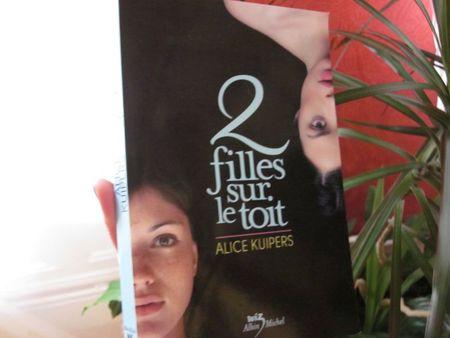 Avec des bagues aux doigts, des nœuds dans les cheveux. IMG_6003