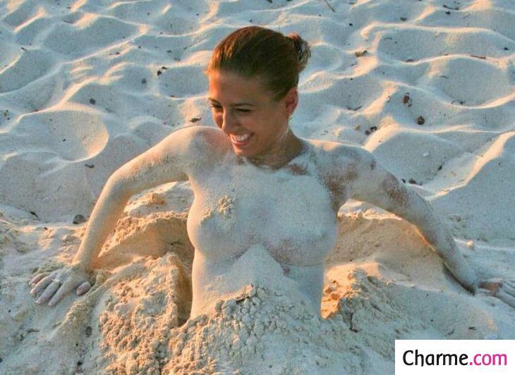 Amatrice chaude : jeux coquins sur le sable amatrice chaude exhibition amateur plage