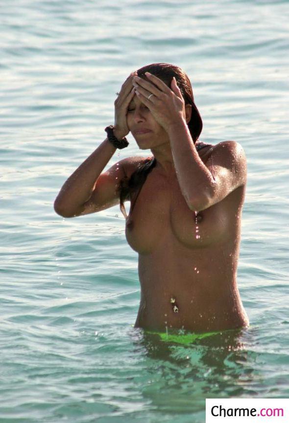 Amatrice chaude : jeux coquins sur le sable amatrice chaude exhibition amateur plage