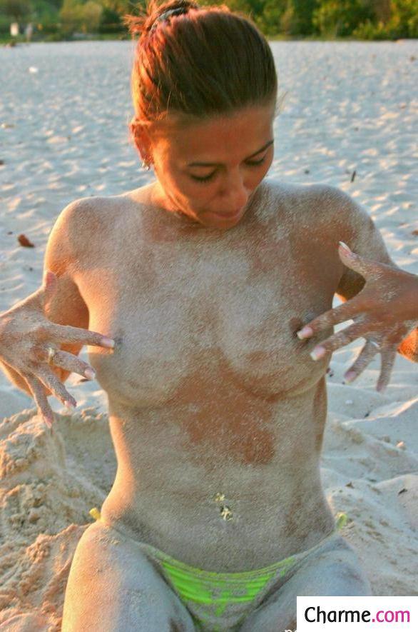 Amatrice chaude : jeux coquins sur le sable amatrice chaude exhibition amateur plage