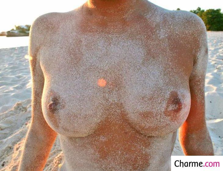 Amatrice chaude : jeux coquins sur le sable amatrice chaude exhibition amateur plage