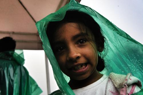 Melaní, petite crevette de sept piges, emballée dans un poncho... Melaní, petite crevette de sept piges, emballée dans un poncho...