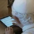 Le Pape Benoît XVI utilise un iPad pour illuminer un sapin de Noël