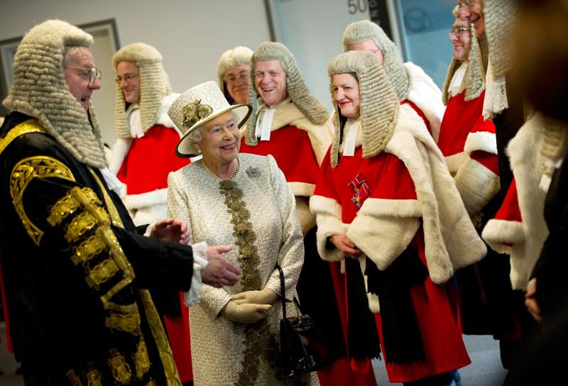 <b></div>Visite royale.</b> C’est dans la bonne humeur que la reine d’Angleterre Elisabeth II a inauguré, mercredi, le nouveau siège de la Haute Cour de Justice du Royaume-Uni. Situé en plein centre de Londres, cette Cour – juridiction d’exception en première instance, compétente au-delà d’un certain montant financier ou dans les affaires les plus importantes –, est, avec la Cour de la Couronne et la Cour d’appel d’Angleterre, l’une des cours supérieures d’Angleterre et du pays de Galles.