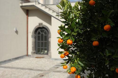 cour-hotel-Donna-Carmela-italie-blog-hoosta-magazine-paris cour-hotel-Donna-Carmela-italie-blog-hoosta-magazine-paris