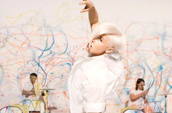 robyn_800 NOUVELLES PRESTATIONS : ROBYN – DANCING ON MY OWN/CALL YOUR GIRLFRIEND (LIVE @ SNL)