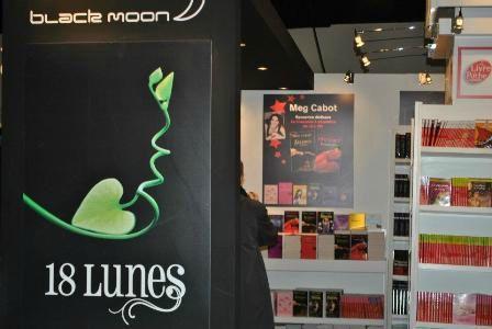 Une journée au Salon du Livre et de la Presse Jeunesse de Montreuil (2011) stand_hachette_au_salon_de_Montreuil-2
