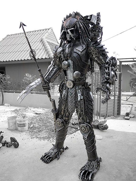 preadtor en metal taille reelle gnd geek Une statue de Predator, grandeur réelle