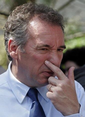 Bayrou, regard vers l'avenir et doigt dans le nez