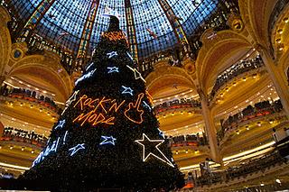 Les vitrines de Noël : le Printemps 1 - les Galeries Lafayette 0