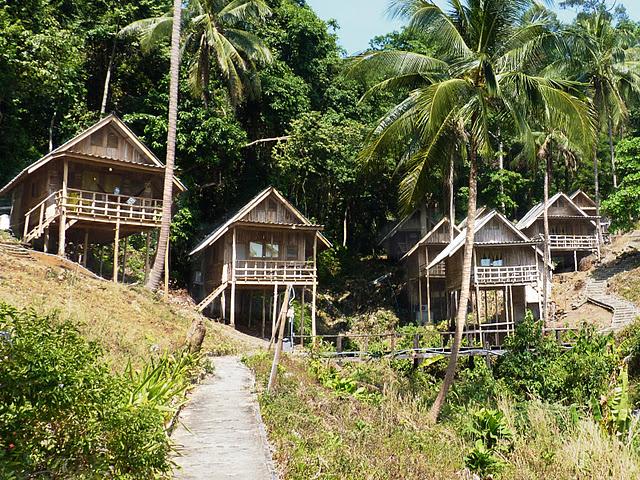 Il devient malheureusement difficile de trouver ce genre de bungalows en bois dans les îles. Ici, à Koh Chang, bien qu'ils soient encore là, le prix a été multiplié par 5 en 6 ans.