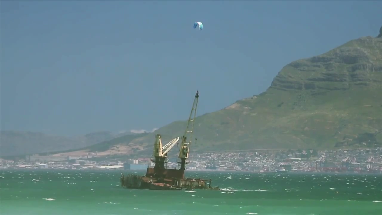 Nick Jacobsen – ‘Crane jump 2′ – Saut en kite depuis une grue ! media