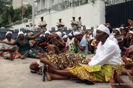IMG_6687 Kinshasa: Les mamans de l’opposition devant l’ambassade des USA