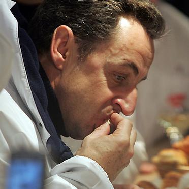 Nicolas Sarkozy – Après le Fouquet’s, il va aux Restos du Coeur