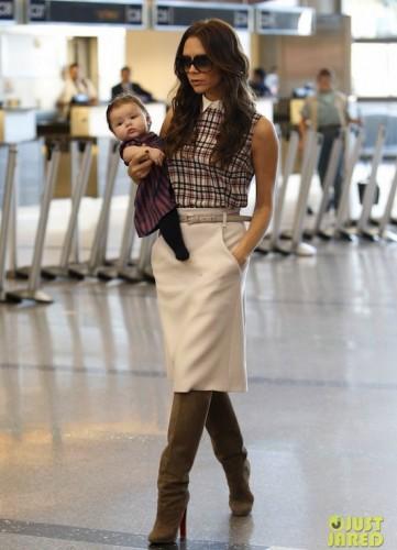 victoria-beckham-leaves-lax-with-harper-05.jpg