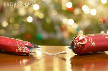 Les crackers, une tradition de Noël anglaise  À Voir